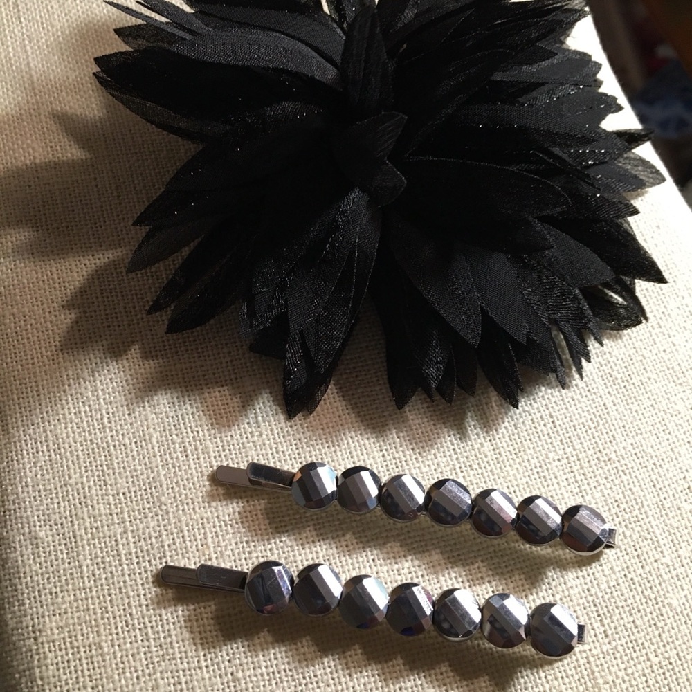 2 Ladies hair clips in silver with floral hair clip.